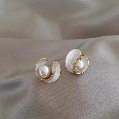 Exklusive weiße Ohrringe aus Opal und eleganten Goldperlen