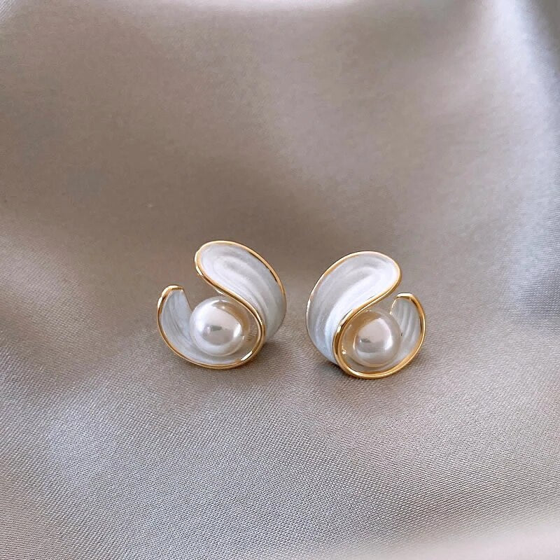 Exklusive weiße Ohrringe aus Opal und eleganten Goldperlen