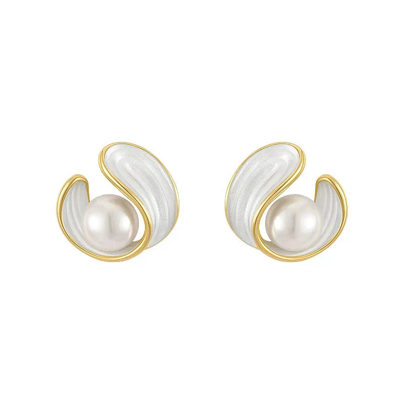 Exklusive weiße Ohrringe aus Opal und eleganten Goldperlen