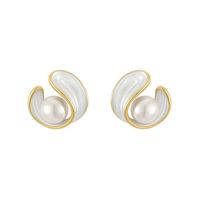Exklusive weiße Ohrringe aus Opal und eleganten Goldperlen