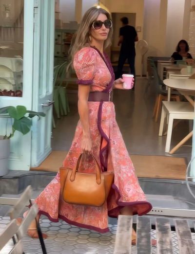 Elegantes rosafarbenes Maxikleid mit kurzen Ärmeln