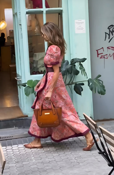 Elegantes rosafarbenes Maxikleid mit kurzen Ärmeln