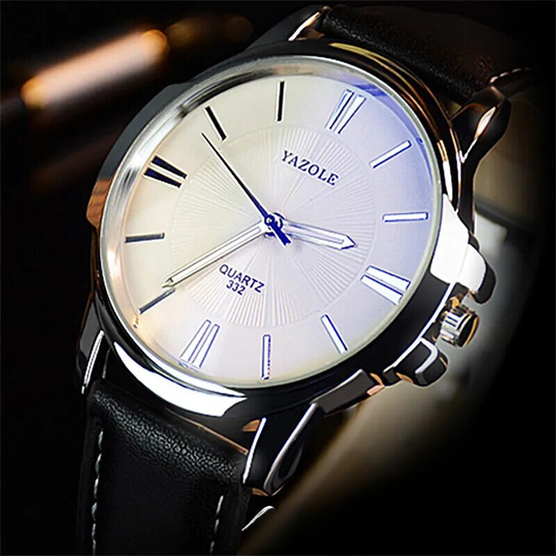 Luxuriöse Lederuhr mit blauem Glaszifferblatt