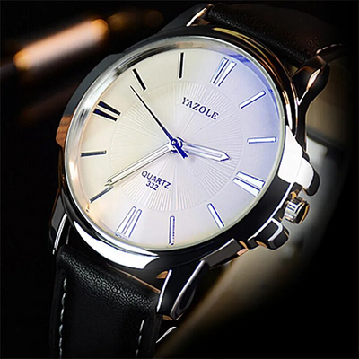 Luxuriöse Lederuhr mit blauem Glaszifferblatt
