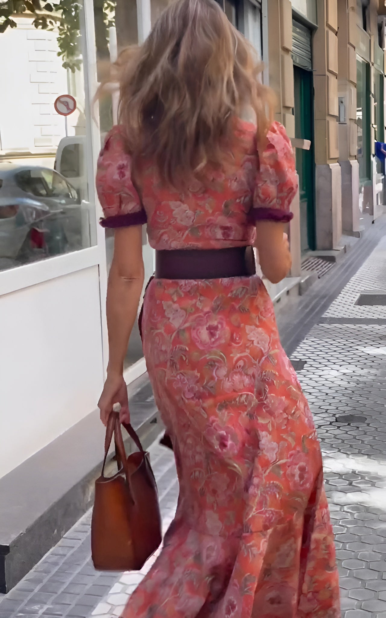 Elegantes rosafarbenes Maxikleid mit kurzen Ärmeln