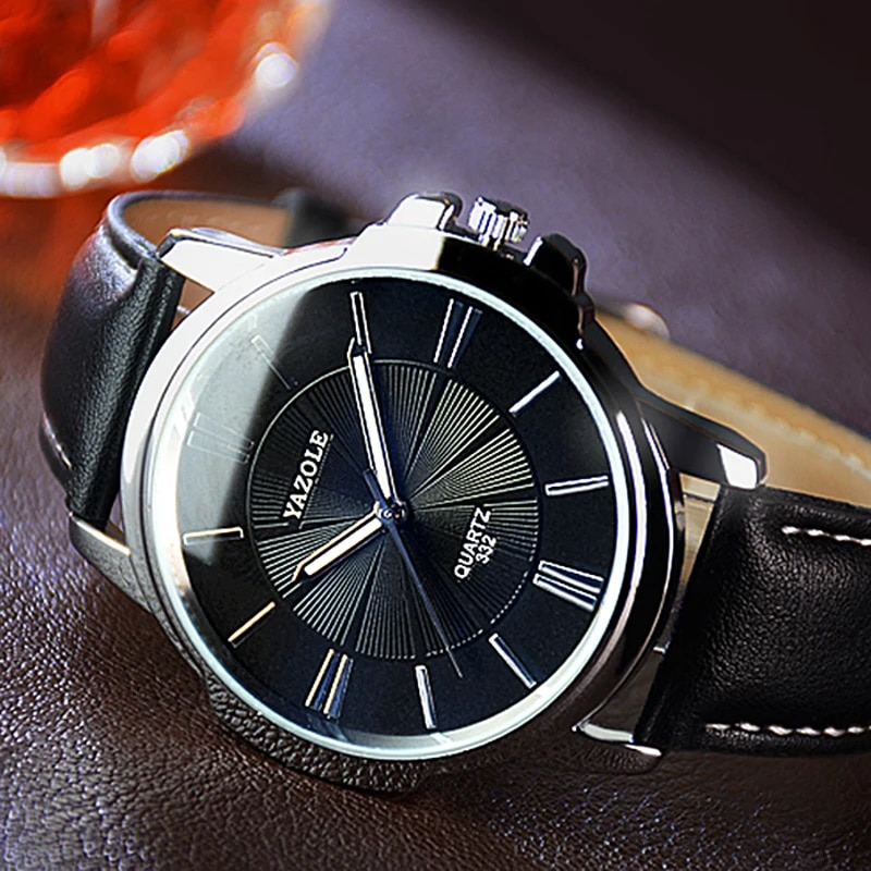 Luxuriöse Lederuhr mit blauem Glaszifferblatt