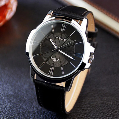 Luxuriöse Lederuhr mit blauem Glaszifferblatt
