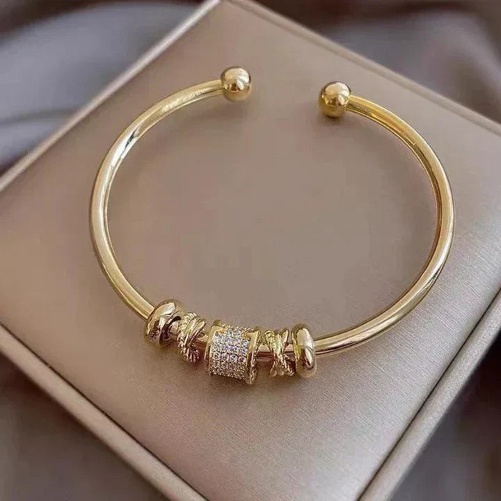 Elegantes verstellbares Armband mit edlen goldenen Charms