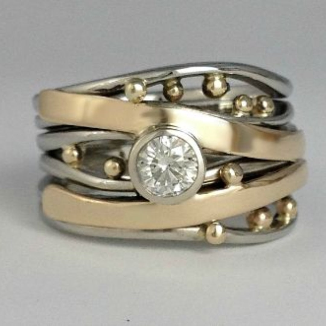 Eleganter Ring mit Zirkonia im antiken Goldton