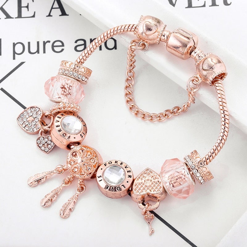Elegantes Schneeflocken-Armband mit romantischen Rosen und silbernen Anhängern