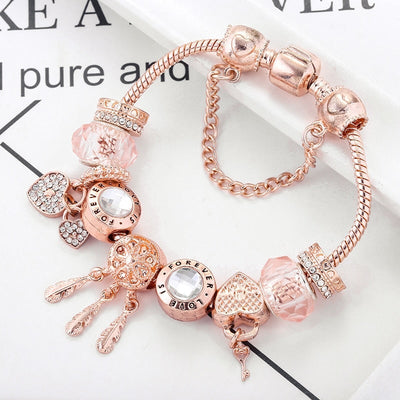 Elegantes Schneeflocken-Armband mit romantischen Rosen und silbernen Anhängern