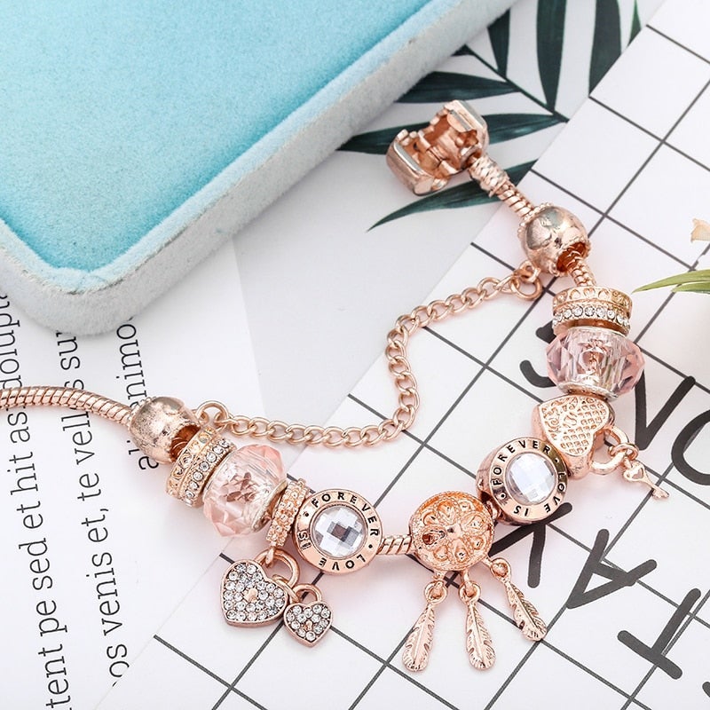 Elegantes Schneeflocken-Armband mit romantischen Rosen und silbernen Anhängern
