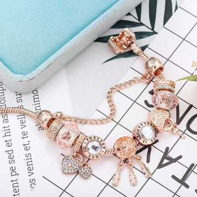 Elegantes Schneeflocken-Armband mit romantischen Rosen und silbernen Anhängern