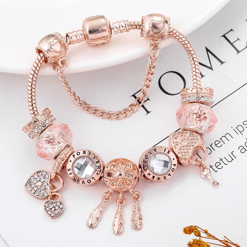 Elegantes Schneeflocken-Armband mit romantischen Rosen und silbernen Anhängern