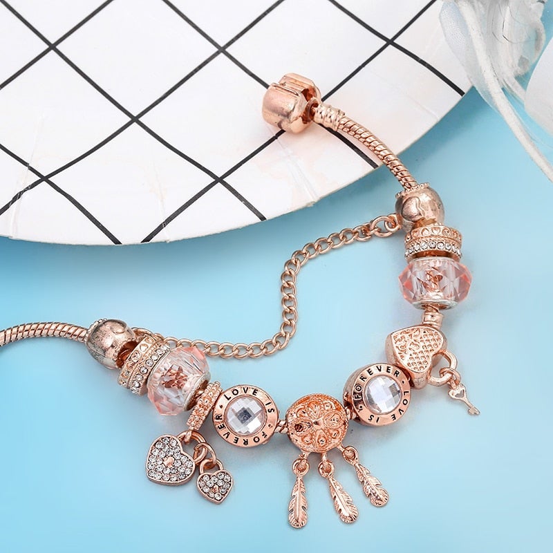Elegantes Schneeflocken-Armband mit romantischen Rosen und silbernen Anhängern