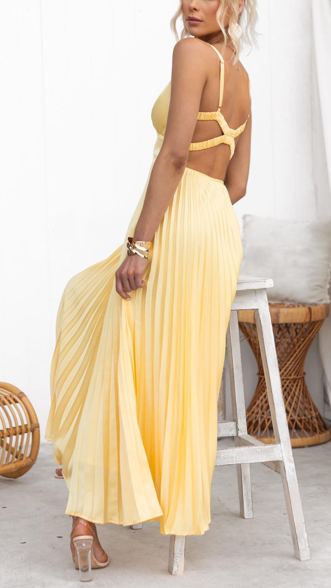 Aby™ - Gelbes Plissé V-Ausschnitt Maxikleid