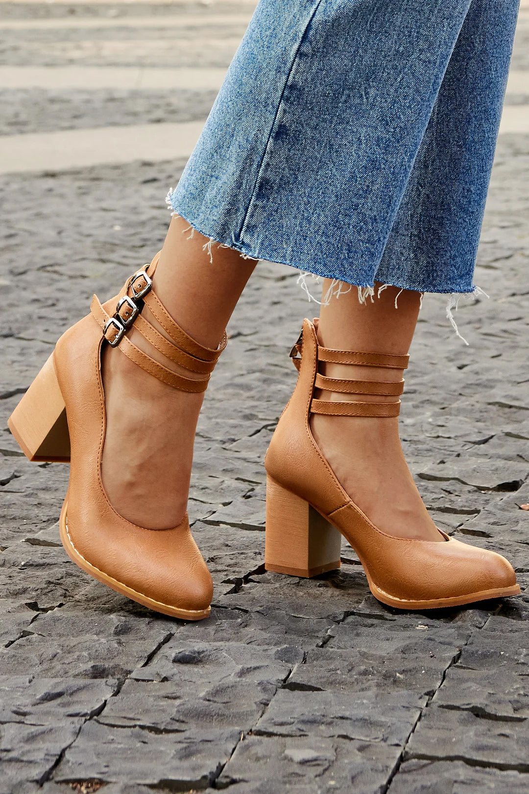 Caa™ - Glatte Sandalen mit Knöchelriemen und dickem Absatz