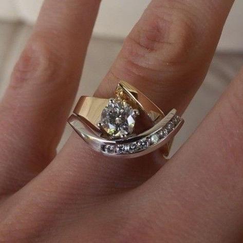Eleganter Vintage-Ring aus Gold und Silber mit funkelnder Zirkonia
