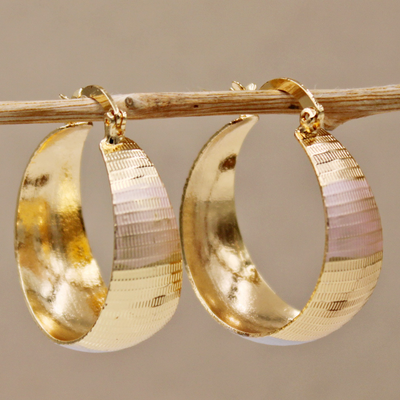 Exklusive goldene Ohrringe im Vintage-Stil