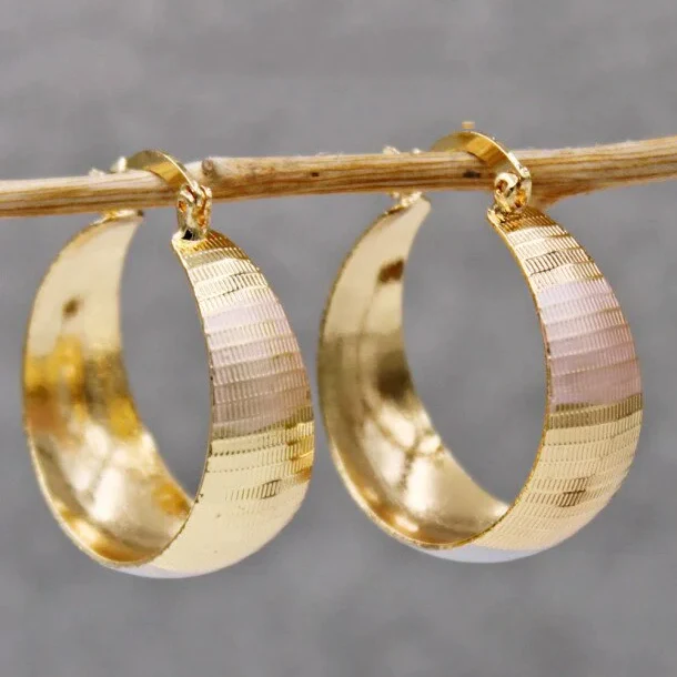 Exklusive goldene Ohrringe im Vintage-Stil