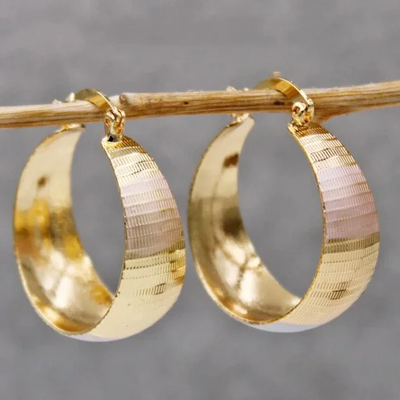 Exklusive goldene Ohrringe im Vintage-Stil