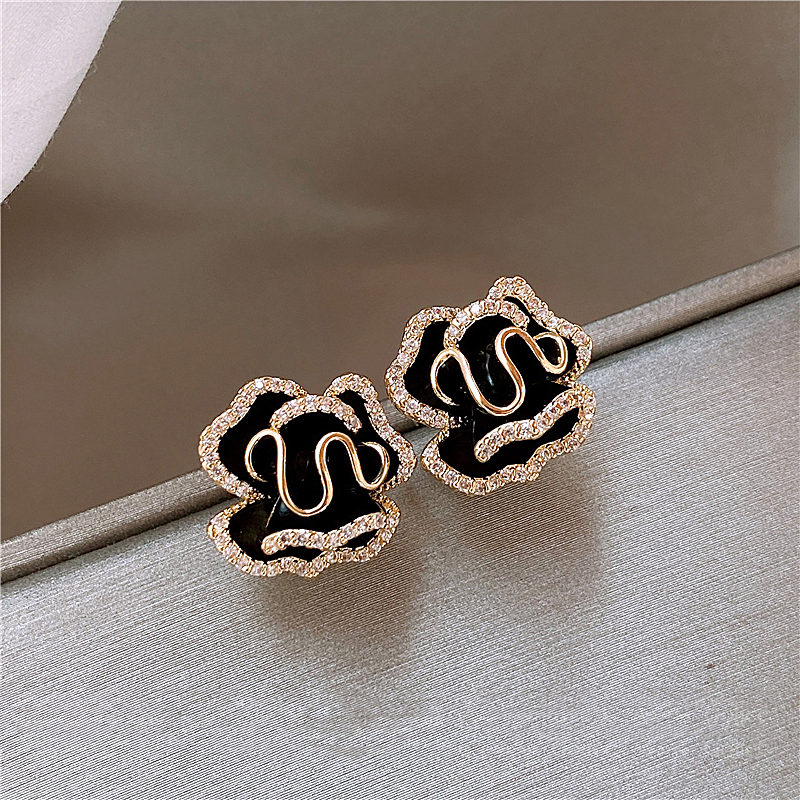 Elegante schwarze Ohrringe mit goldenem Lotusmotiv – Außergewöhnlicher Schmuck für jeden Anlass