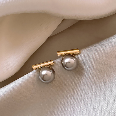 Elegante breite Perlenohrringe aus Gold – Außergewöhnlicher Glanz und Stil