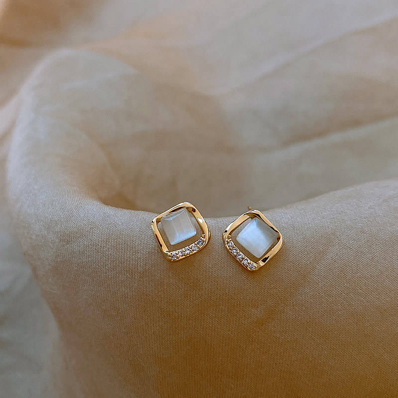 Elegante lange Ohrringe mit goldenem Mondkristall – Für außergewöhnlichen Glanz