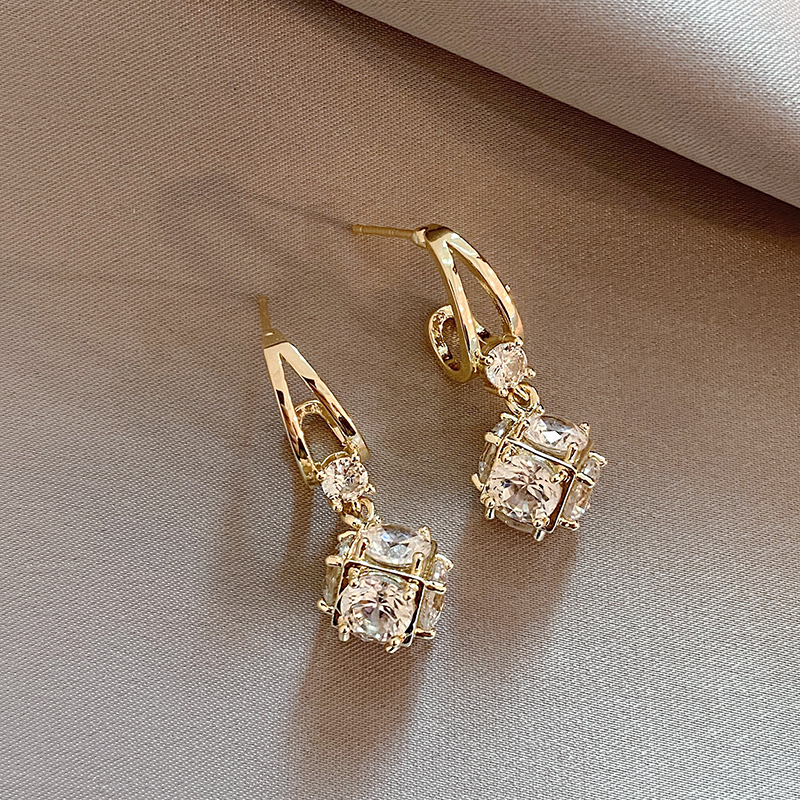 Elegante, voluminöse Ohrringe mit goldenen Zirkonia – Ein außergewöhnliches Accessoire für jedes Outfit