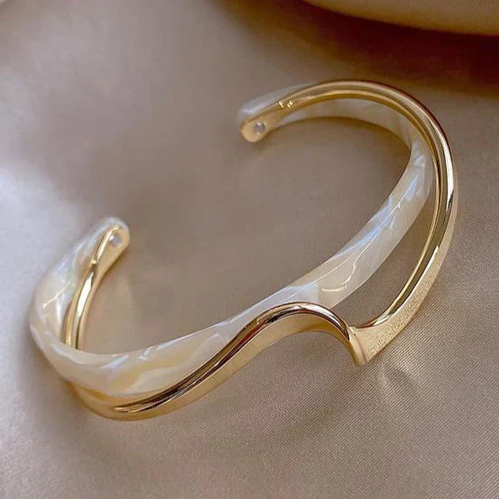 Eleganter Schmuck mit einem faszinierenden weißen Opal
