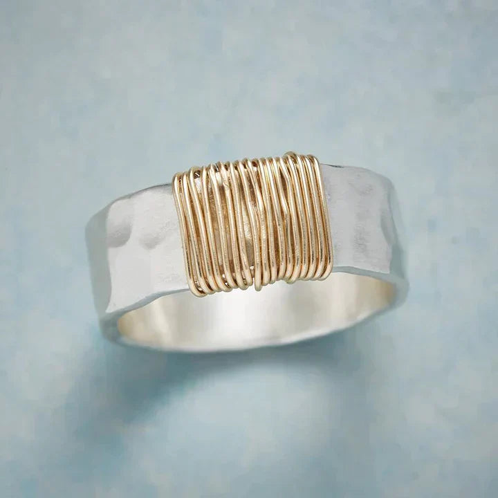 Eleganter Vintage-Ring aus Gold- und Silberfäden – Für einen zeitlosen Stil