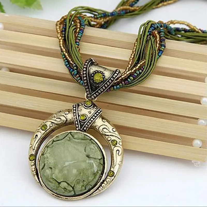 Elegante grün-goldene Halskette für einen einzigartigen Stil